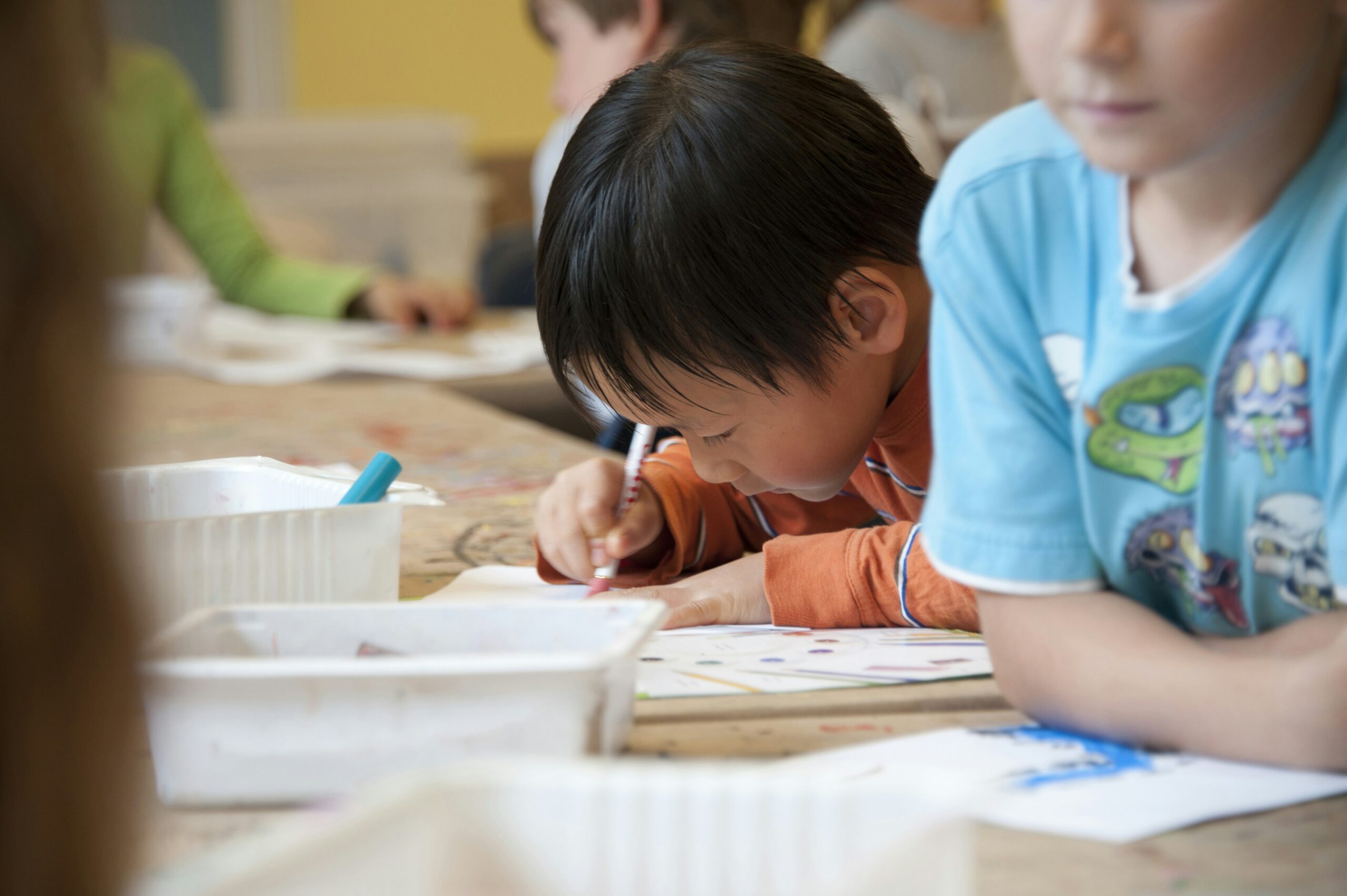 教室で勉強する子供